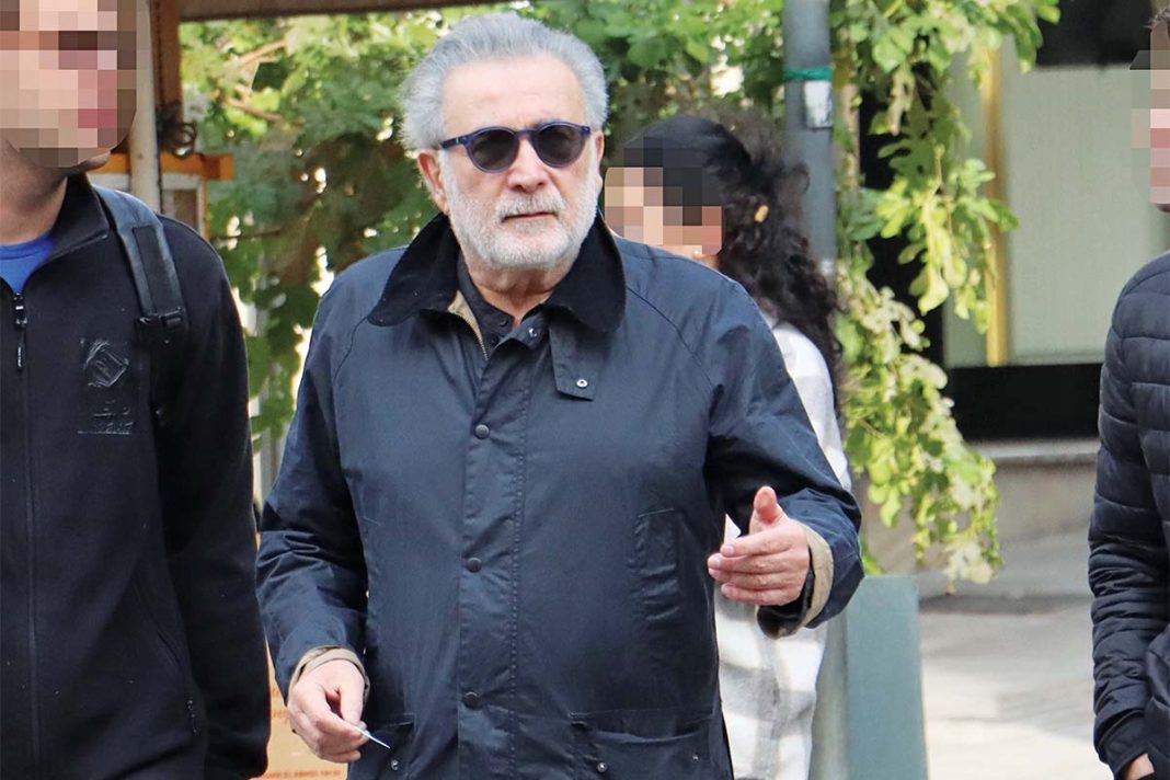 Ο Λάκης (Δεκαβάλας) χωρίς... παντούφλες στο κέντρο της Αθήνας!
