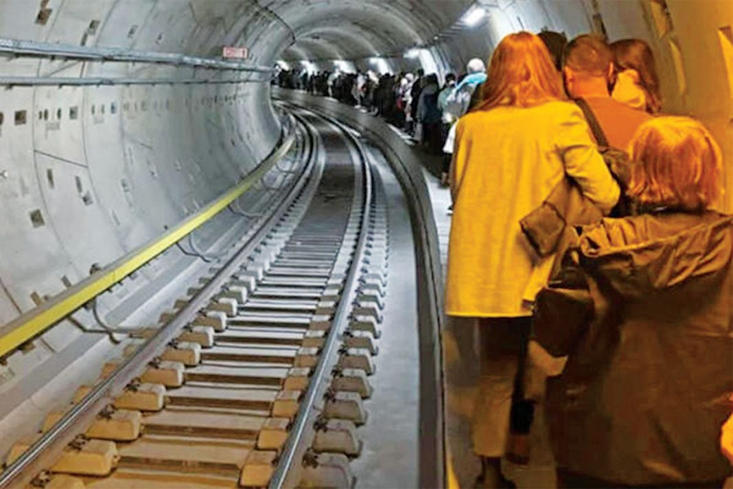 Μετρό Θεσσαλονίκης: Από τα λαμπερά εγκαίνια, στη σήραγγα της ξεφτίλας μέσα σε μόλις δύο εβδομάδες
