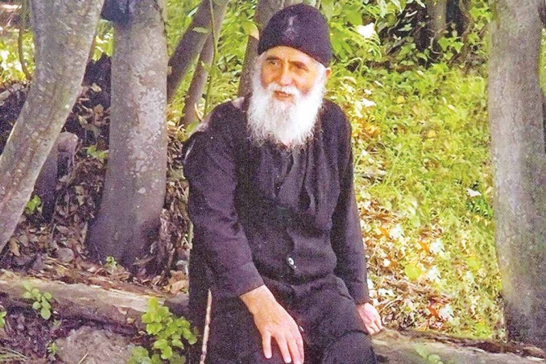 Άγια νύχτα στο σπίτι του Παϊσίου - Εκεί όπου «δεν διακινούνται χρήματα ούτε για να ανάψει κανείς ένα κερί...»