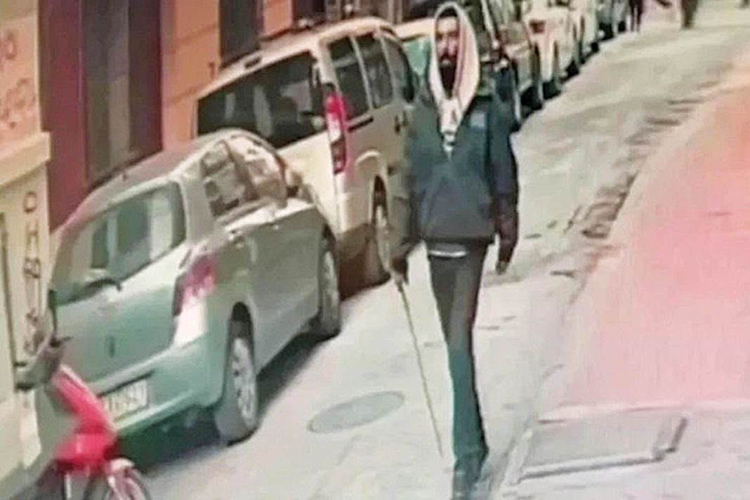Στη φυλακή ο Παλαιστίνιος, που αρνείται ότι  χτύπησε με λοστό την 29χρονη στα Εξάρχεια