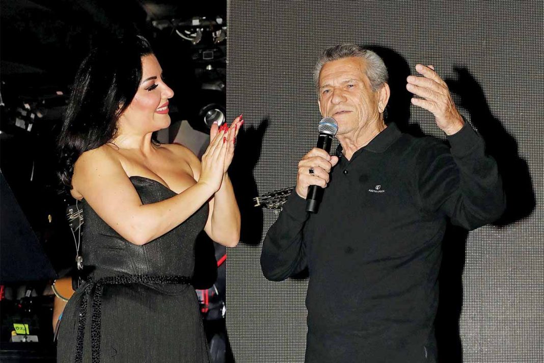 Στα στενά της Πλάκας ηχούν ακόμη τα χειροκροτήματα για την πρεμιέρα της Μαριάννας Παπαμακαρίου