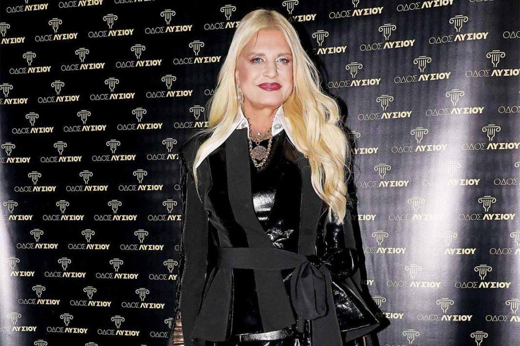 Στα στενά της Πλάκας ηχούν ακόμη τα χειροκροτήματα για την πρεμιέρα της ...