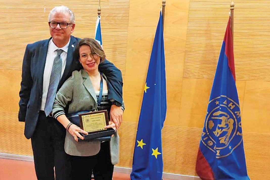 Ο Δήμος Καλλιθέας βράβευσε την Πένυ Σκάρου για την προσφορά της