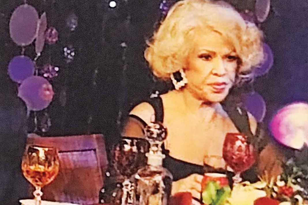 Το χρυσό κόσμημα από τη Σεμίνα στον λαιμό της Γκρέυ