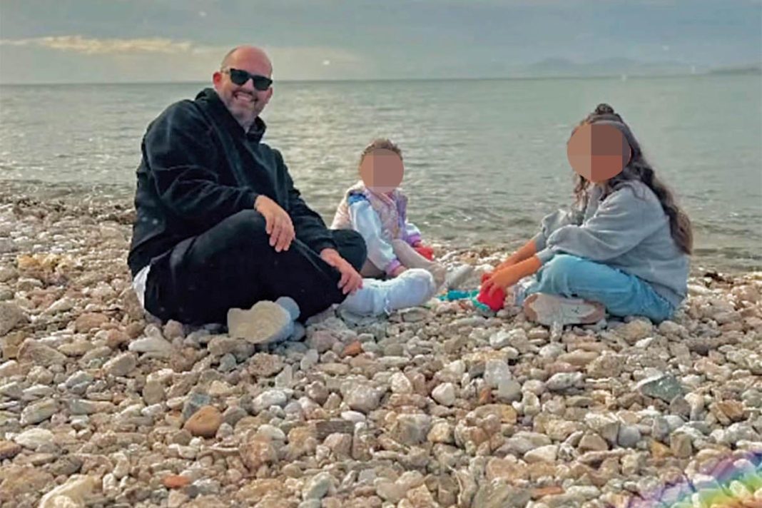 Στη θάλασσα με την κόρη και τη βαφτιστήρα του ο Μάνος Μαγιάτης