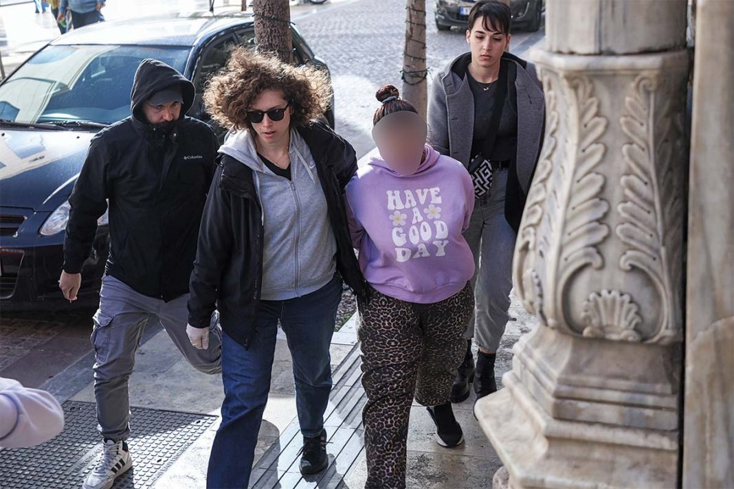 Μάχη για τη ζωή του δίνει το τρίχρονο αγοράκι που το βασάνιζαν η 26χρονη μητέρα του και ο 44χρονος πατριός του