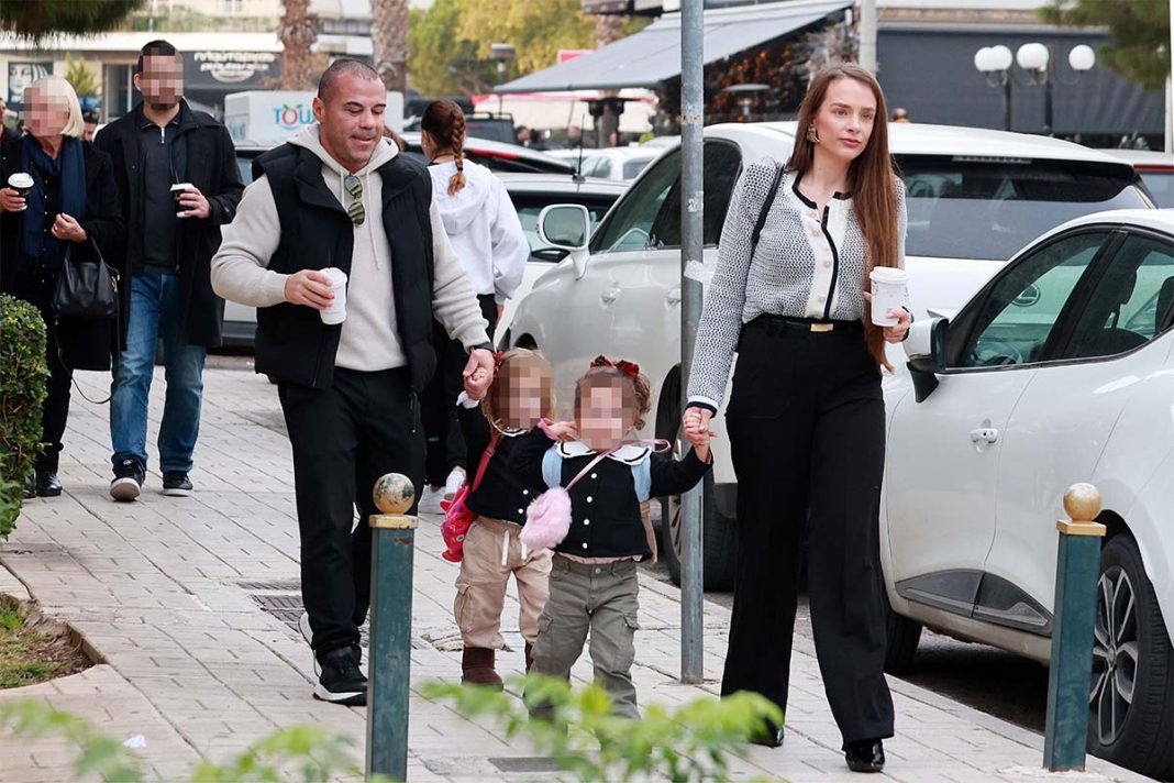 Τσακώσαμε τον Μιχάλη Ζαμπίδη για βόλτα στη Γλυφάδα μαζί με την σύζυγό του και τις κόρες του