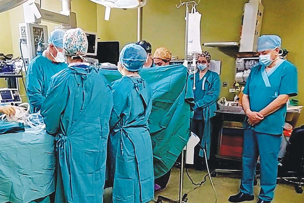 Δέος στο χειρουργείο: Ενός λεπτού σιγή πριν από τη λήψη των οργάνων του μικρούλη που έπεσε θύμα μητρικής βαρβαρότητας