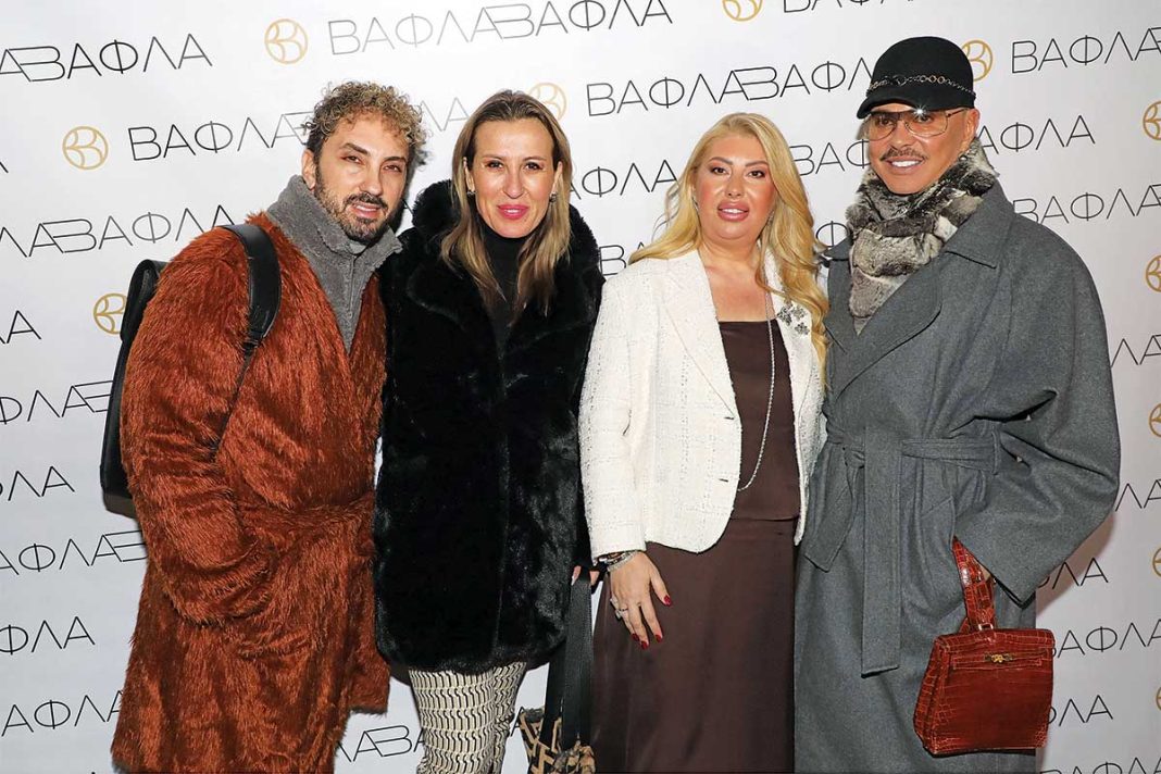 Celebrities αψήφησαν το κρύο και γεύτηκαν το αγαπημένο τους παγωτό