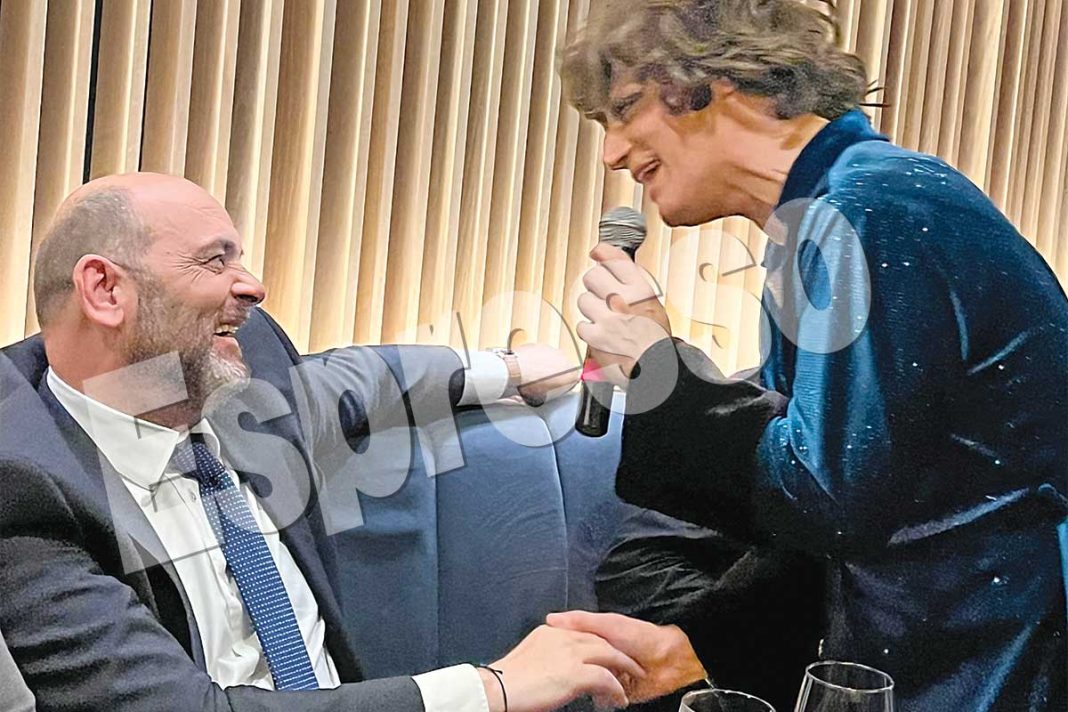 Ιάσονας Φωτήλας: Βρήκε χρόνο και διάθεση για σάτιρα παρά τα κοινωνικά και πολιτικά ρίχτερ