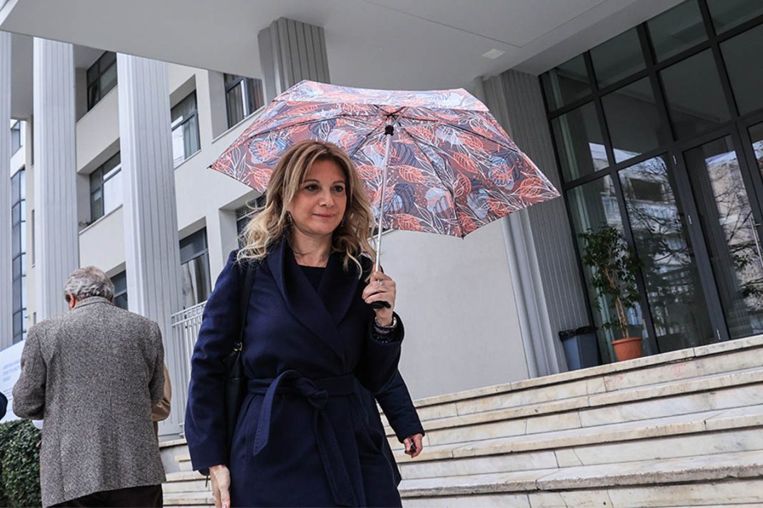 «Η μάνα των Τεμπών» Μαρία Καρυστιανού και άλλοι συγγενείς θυμάτων του εγκλήματος κατά του εφέτη ανακριτή Σωτήρη Μπακαΐμη