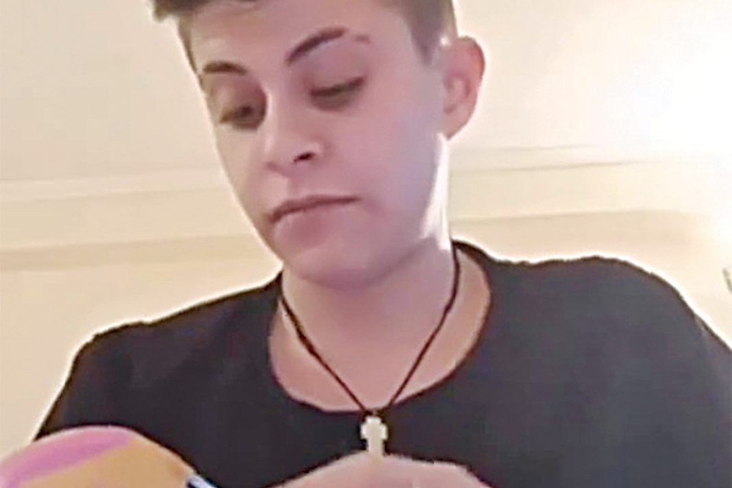 Σάλος με βίντεο της Μουρτζούκου στο TikTok που δείχνει να «κακοποιεί» ένα μωρό κούκλα