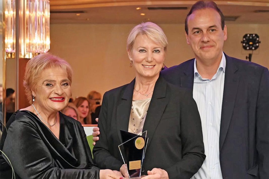 Βραβείο προσφοράς στη Νατάσα Παζαΐτη