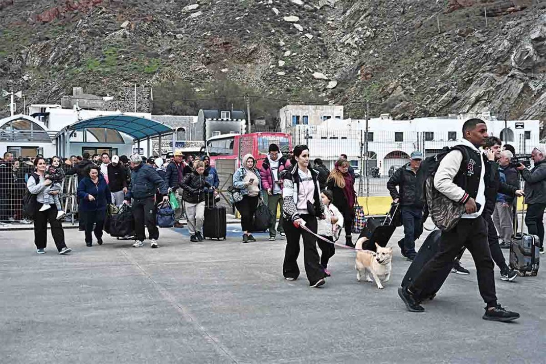 Άδειασε η Σαντορίνη, με περισσότερους από 11.000 κατοίκους να έχουν φύγει υπό τον φόβο των σεισμών