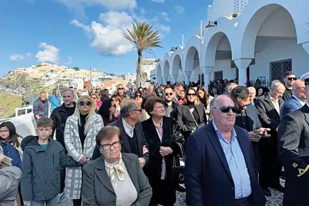 Σαντορίνη: «Ξορκίζουν» με λιτανείες τον Εγκέλαδο