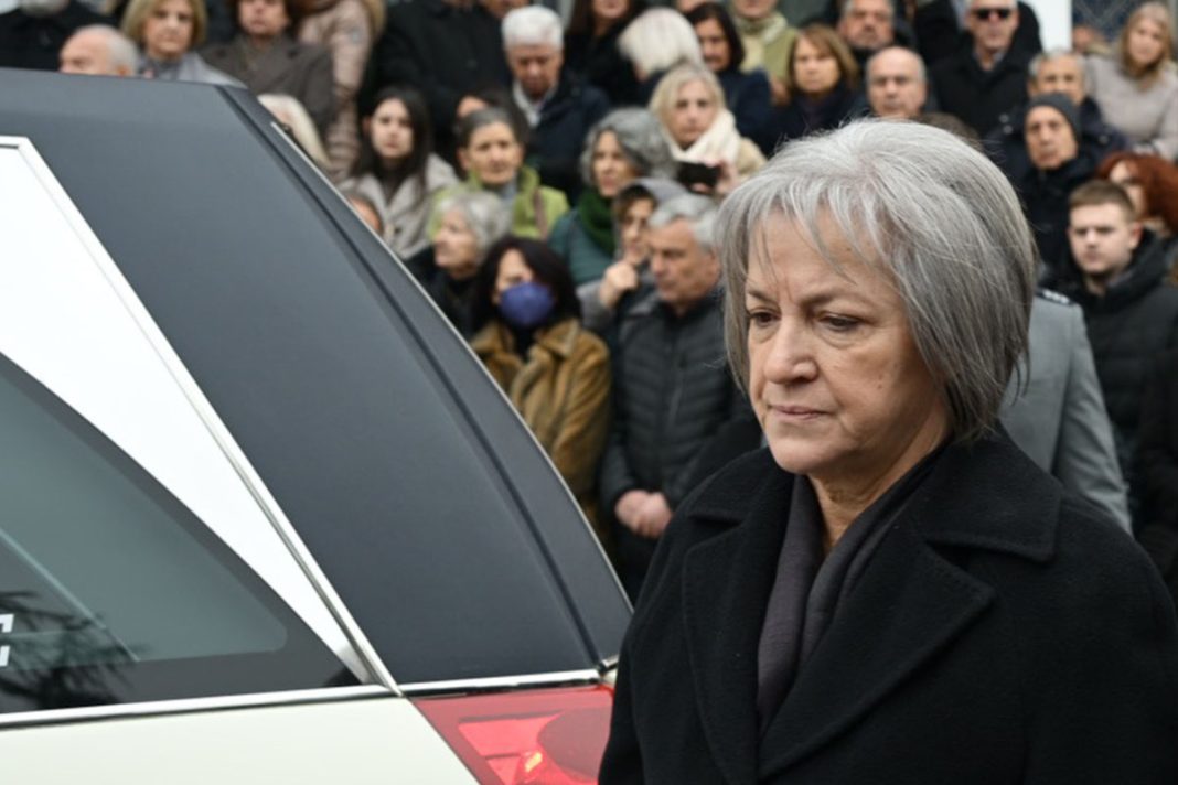 Τραγική φιγούρα η χαροκαμένη μάνα, είπε «αντίο» στον γιο της Βασίλη
