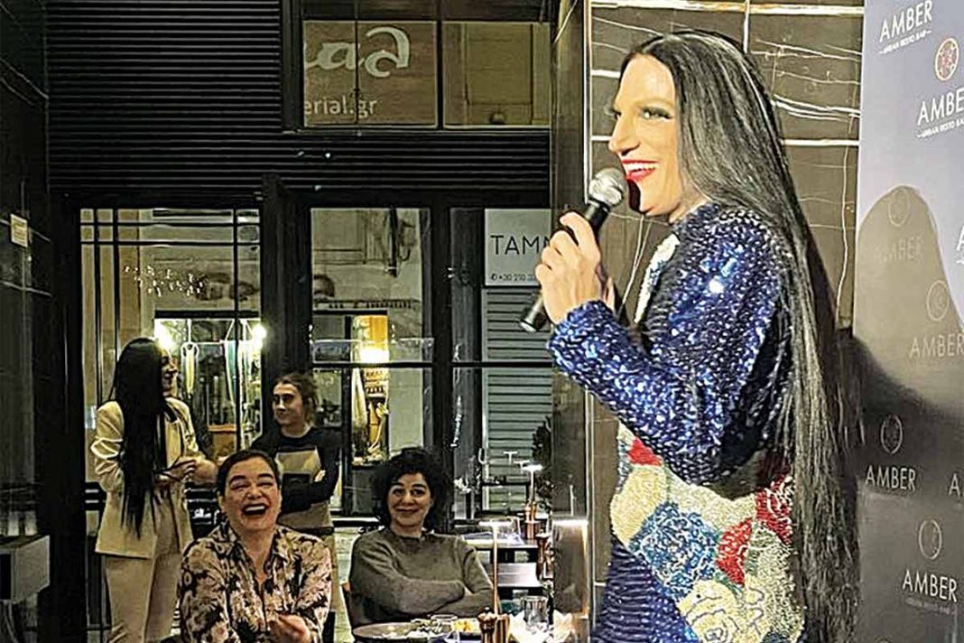 Γωγώ Μπρέμπου και Ελενα  Σαλαμπάση στη sold out παράσταση του Διονύση Ζάχου