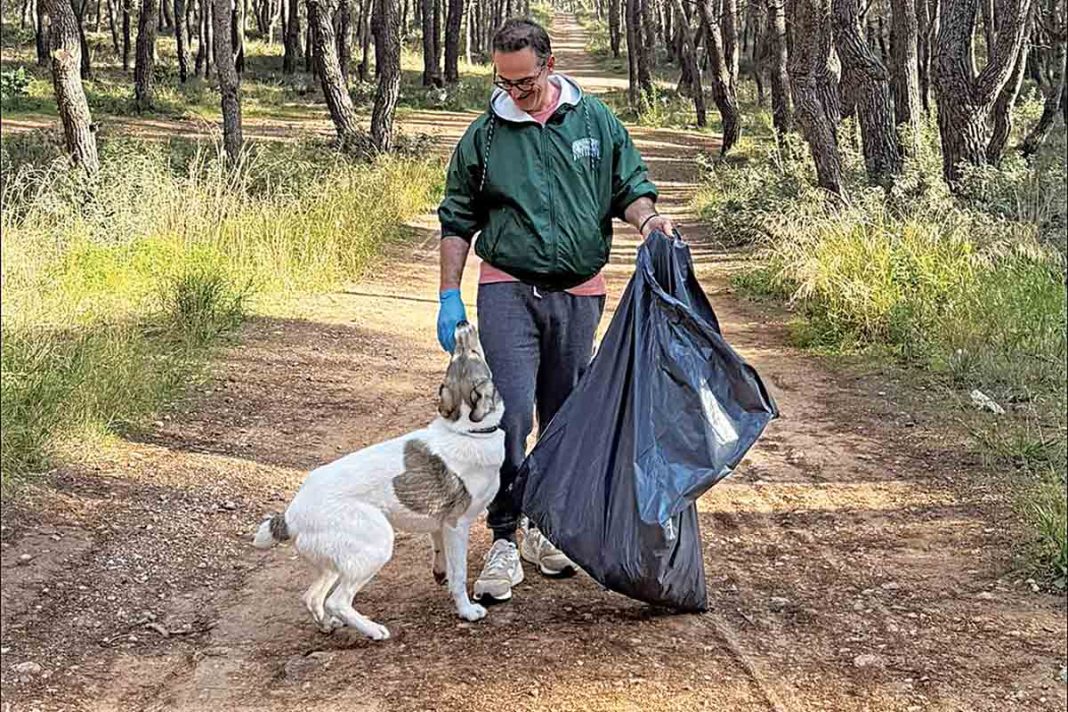 Κώστας Κρομμύδας και Κόμπι καθάρισαν το δάσος