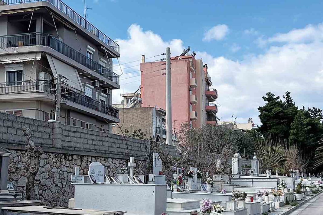 Κόλαση η ζωή των κατοίκων γύρω από το Γ' Νεκροταφείο, με τους τάφους να έχουν φτάσει στις εισόδους των σπιτιών