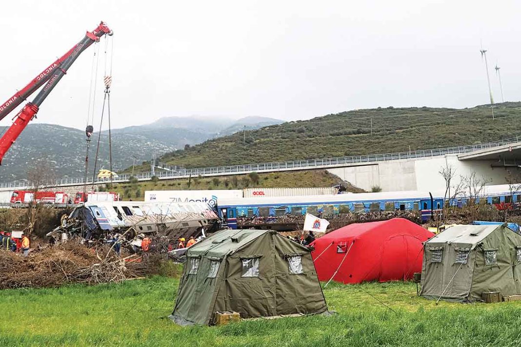 Τέμπη: Οι πραγματογνωμοσύνες και το πόρισμα για άγνωστο υλικό οδηγούν τον ανακριτή στα συντρίμμια των τρένων δύο χρόνια μετά