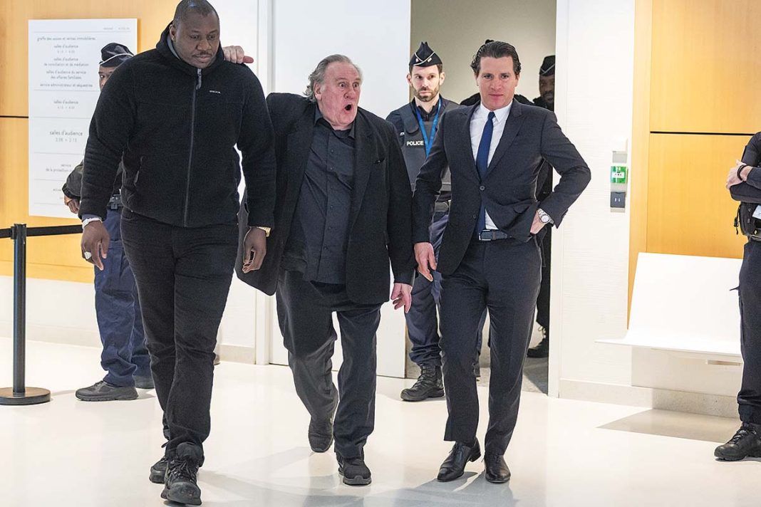 Ο λόγος που ο Ζεράρ Ντεπαρντιέ έπιασε από τους γοφούς 54χρονη σκηνογράφο