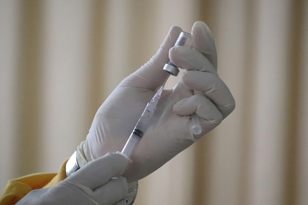 Αποζημίωση 50.000 ευρώ σε πολίτη που κατέφυγε στο δικαστήριο επειδή έπαθε θρόμβωση από το εμβόλιο της AstraZeneca