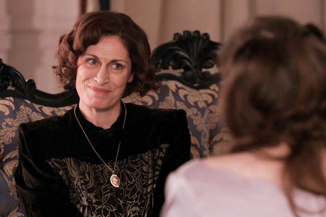 «Grand Hotel»: Γιατί η μητέρα του Ρήγα φοράει το μενταγιόν της οικογένειας του Πέτρου;