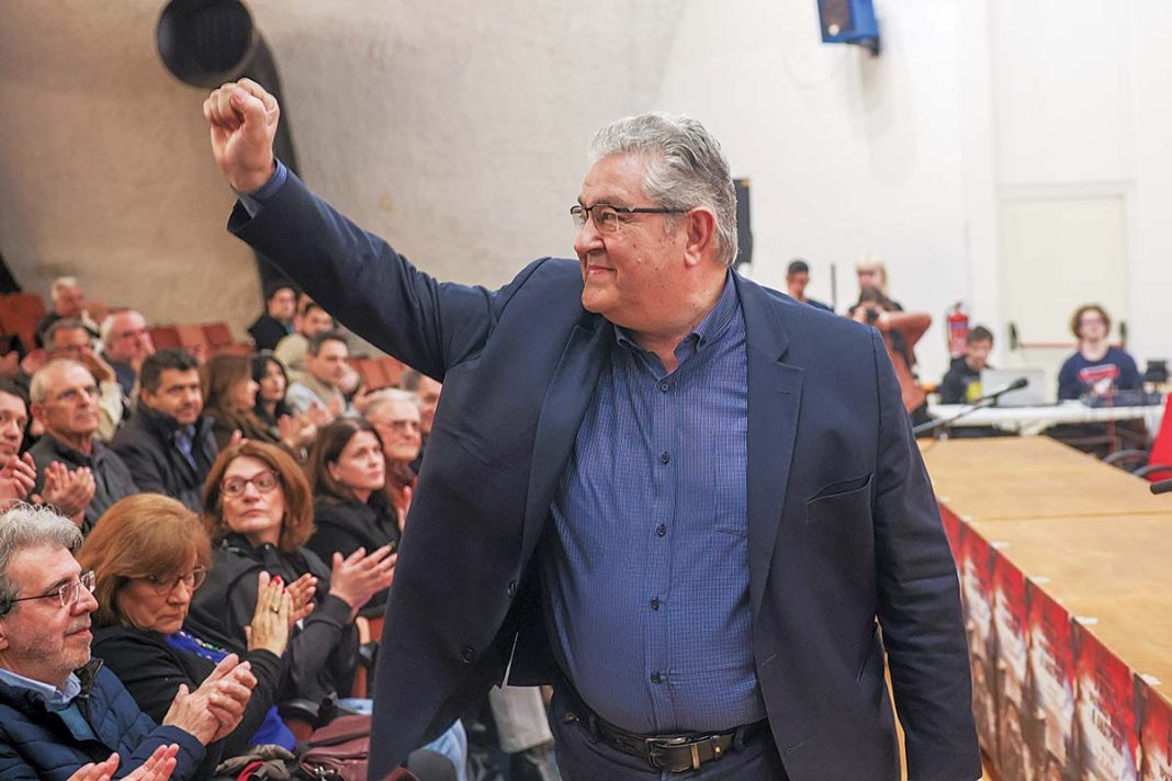 Θραύση κάνουν οι νέες λαμπάδες με πρωταγωνιστή τον γενικό γραμματέα του ΚΚΕ