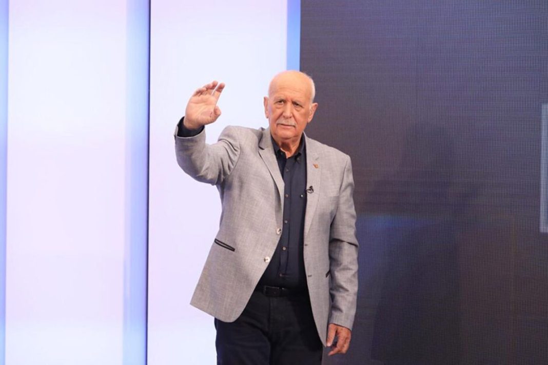 «Kαληνύχτα Ελλάδα» με άγριο παρασκήνιο