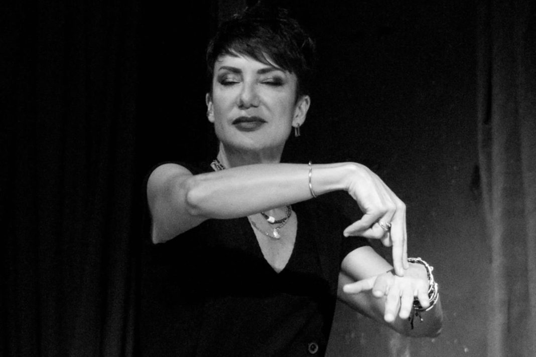 H «newscaster των κωφών» Σοφία Ρομπόλη μιλά για τον καθημερινό «επιτάφιο» χιλιάδων συνανθρώπων μας