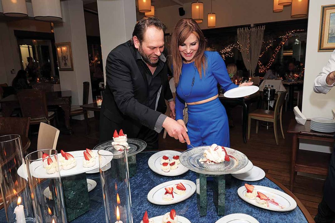 Ο pastry chef Ευάγγελος Χασιώτης υποδέχθηκε φίλους για την ονομαστική εορτή του