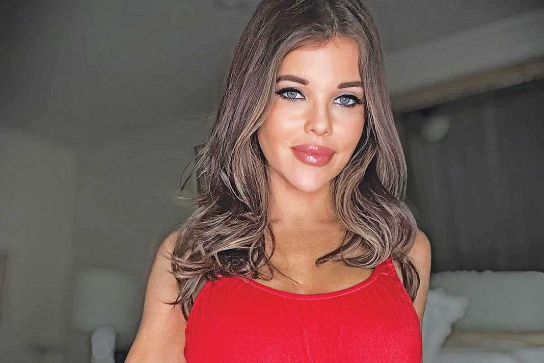 Αγνώριστη και αποκαλυπτική και στα 57 της  η Ντόνα του «Baywatch»