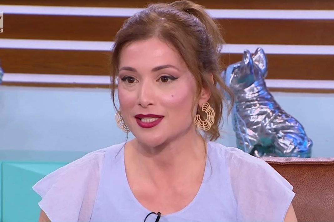 Δάφνη Αλεξάντερ: «Πήγα στην Αγγλία να σπουδάσω Νομική και τελικά μπήκα σε δραματική σχολή»