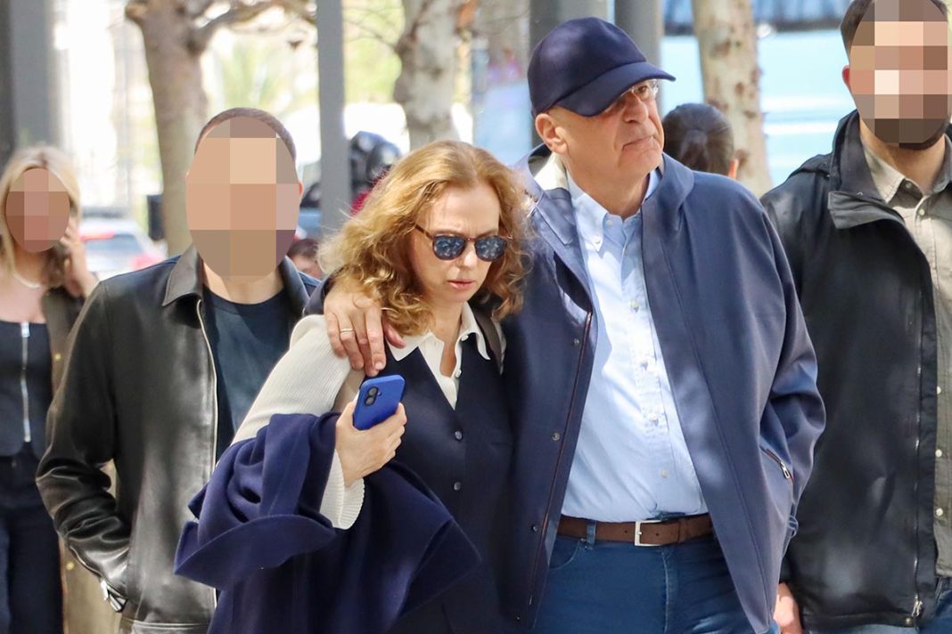 Ο Νίκος Δένδιας αγκαλιά με τη σύζυγό του στη μέση του δρόμου