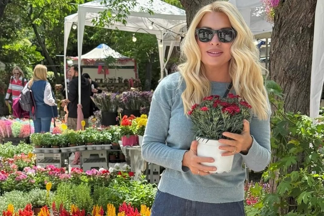 Η Ελένη Μενεγάκη «σήκωσε» την ανθοκομική της Κηφισιάς