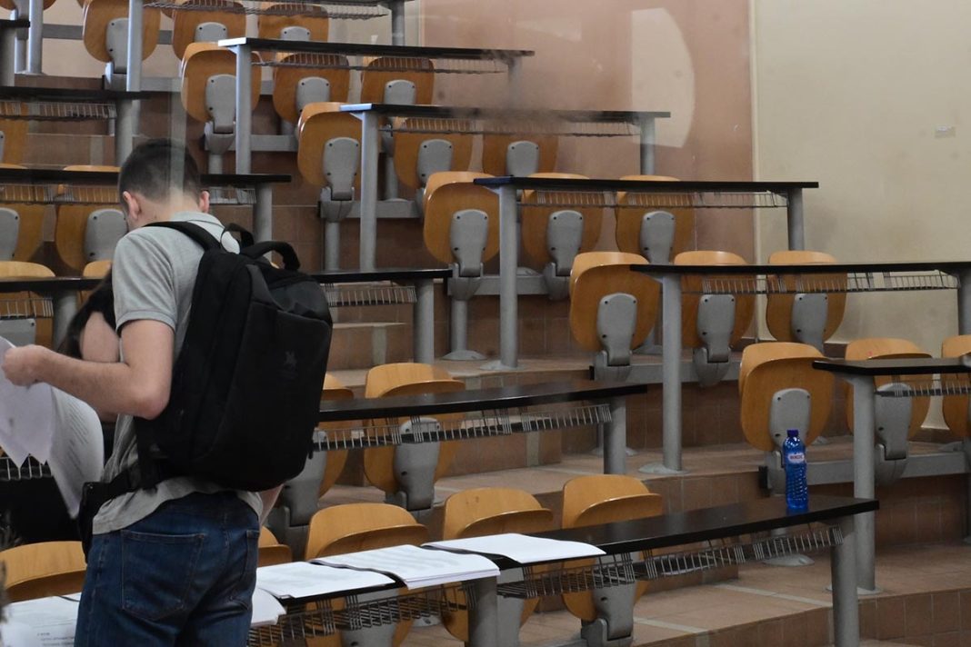 Καθηγητής πανεπιστημίου της Αθήνας έβαζε «δύο» σε όσους φοιτητές δεν έλεγαν «ναι» στα gay γούστα του