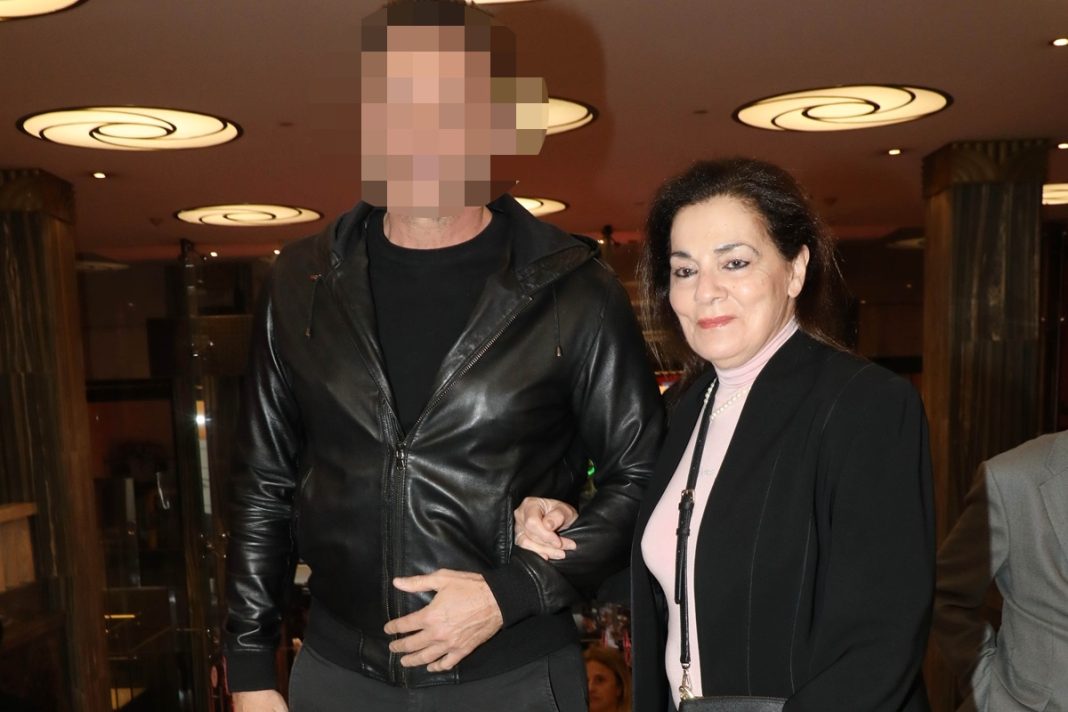 Βραδινή έξοδος με τη μητέρα του έκανε γνωστός τραγουδιστής