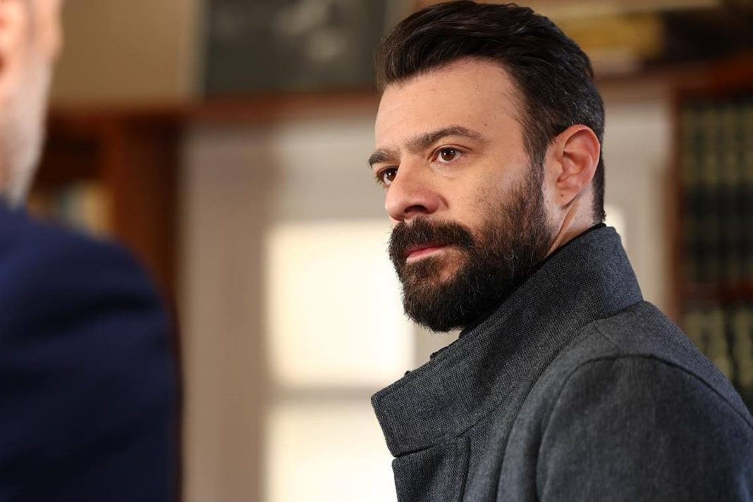 Ο Κωνσταντίνος Γαβαλάς ποζάρει αγκαλιά με το γιο του