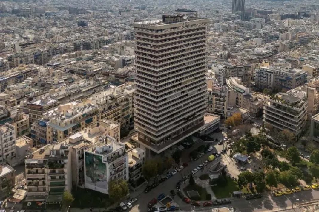 Αυτοκτονία ή κάτι άλλο η πτώση νεαρού από τον πύργο «Απόλλων» στην καρδιά της Αθήνας;