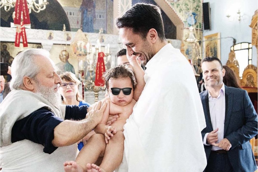 Έγινε νονός ο Μανώλης Χριστοδουλάκης