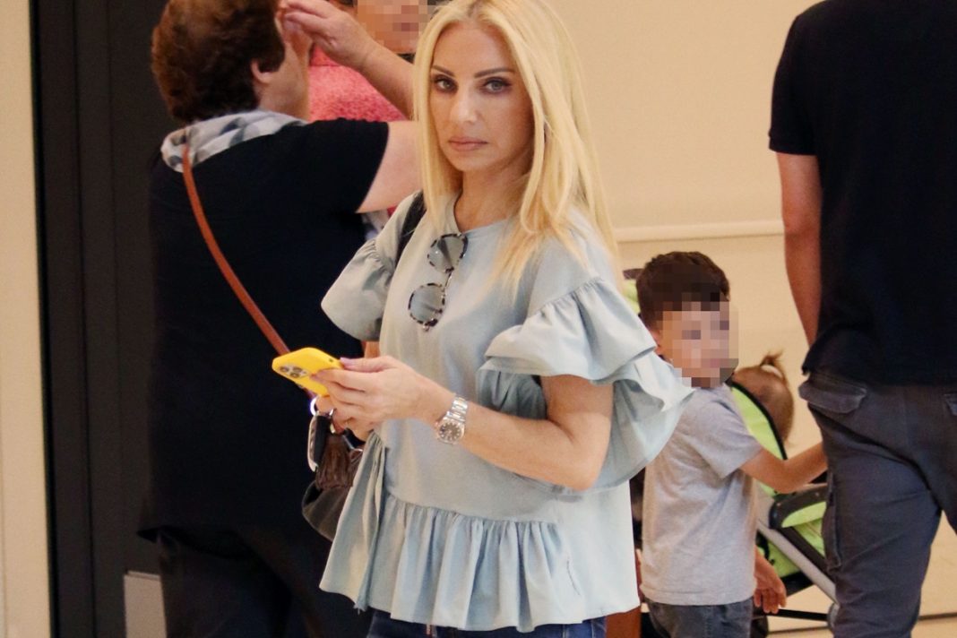 Η Έλενα Τσαβαλιά ποζάρει στα 61 της με μπικίνι
