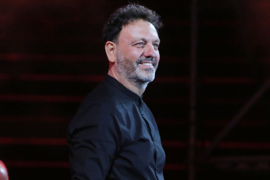 Στάθης Αγγελόπουλος: Στο Α.Τ. Γλυφάδας ο τραγουδιστής και η μητέρα του παιδιού του