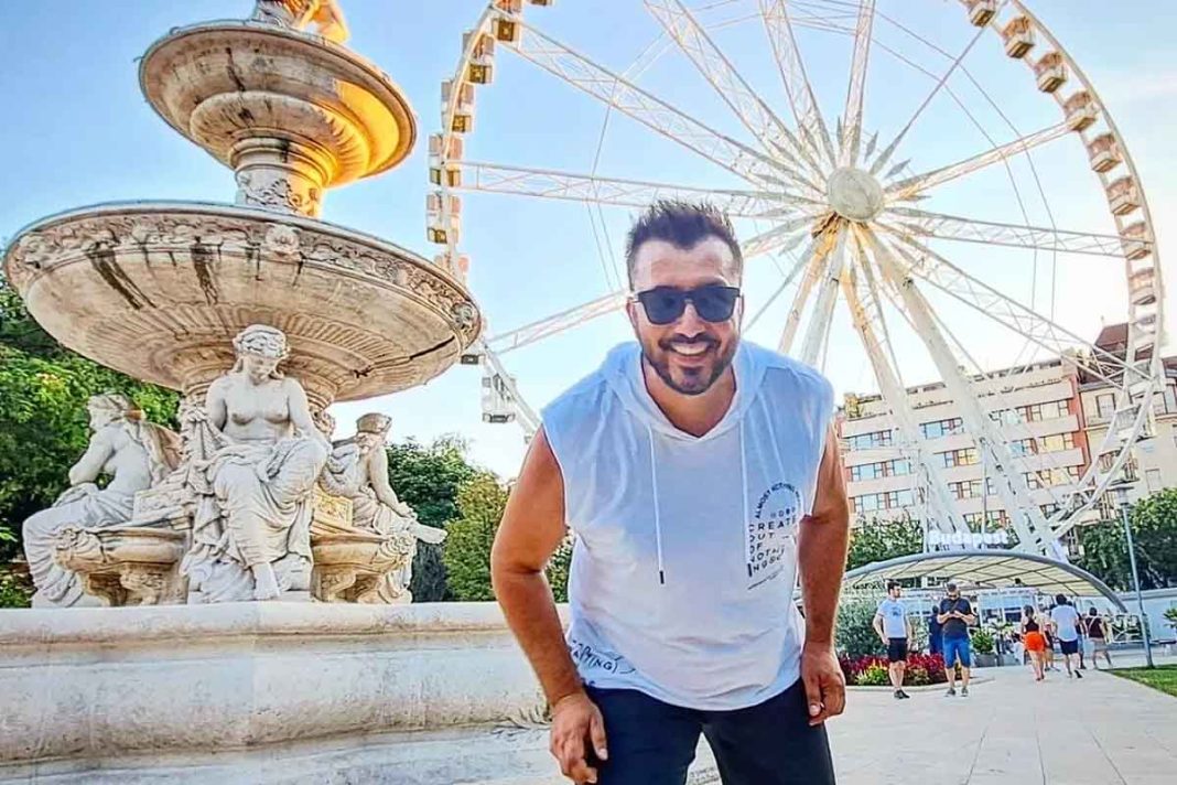 O δημοσιογράφος Αρτ Αντιμιάν αφήνει για λίγο το μικρόφωνο