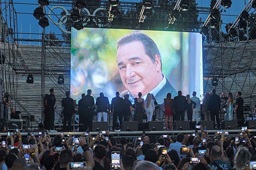 Χιλιάδες θεατές ένωσαν τις φωνές τους με τους καλλιτέχνες, σε μια αξέχαστη βραδιά για τον Βασίλη Καρρά