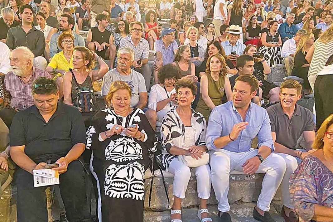 Ωραίο... παρεάκι στην Επίδαυρο
