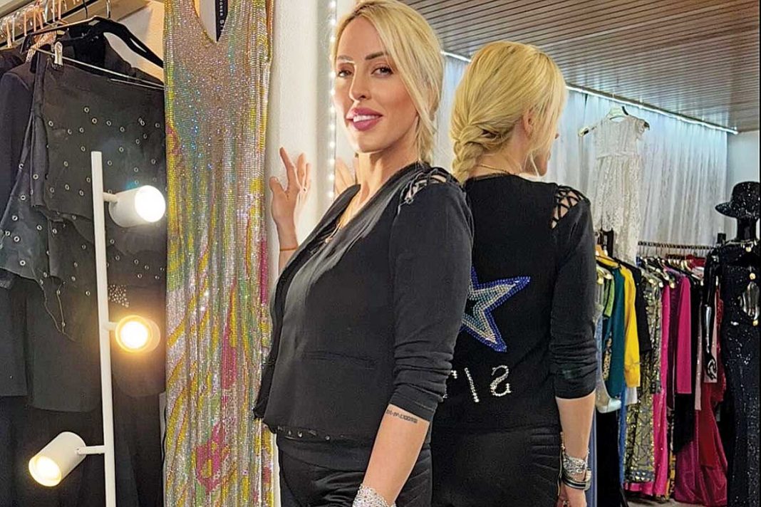 Ρούλα Μανδέλου: Το "μοντέλο" που ντύνει τις σταρ της πίστας!