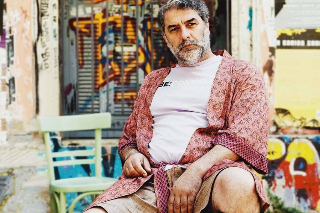 Μπισμπίκης με γόβες και ζαρτιέρες...