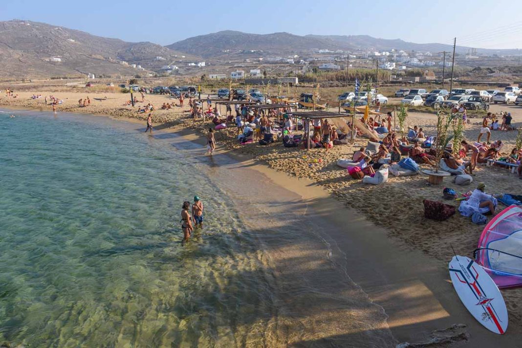 Σενεγαλέζοι «έμποροι» πουλούσαν μαϊμού προϊόντα σε παραλίες της Μυκόνου
