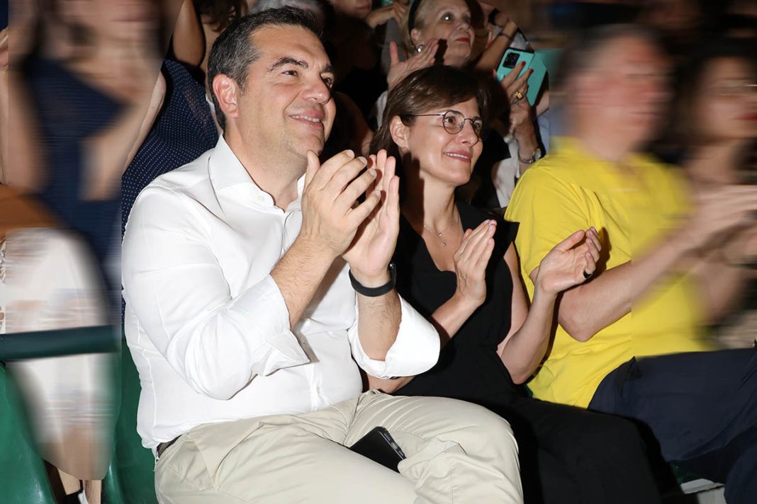 Τσίπρας - Μπαζιάνα: Στο θέατρο για τον Αιμίλιο Χειλάκη