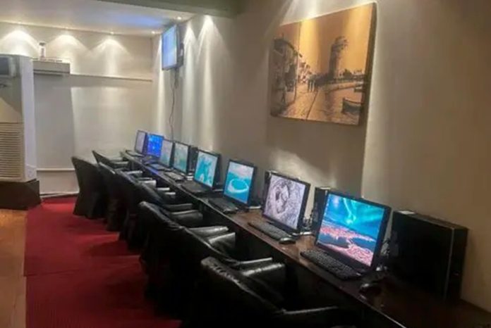 Νέο χτύπημα από την ΕΛ.ΑΣ. στον παράνομο τζόγο - Δύο συλλήψεις και κατάσχεση 15 υπολογιστών σε κατάστημα στη Θεσσαλονίκη